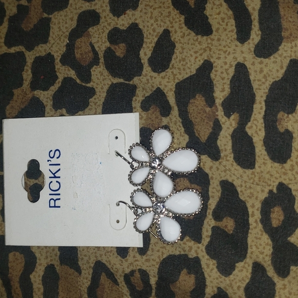 New in package flower errings - Picture 1 of 3
